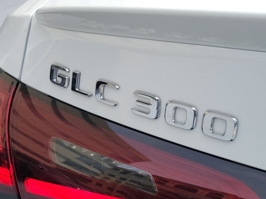 New 2027 MANUFAKTUR Moonlight White Metallic Mercedes-Benz GLC 300 image 8