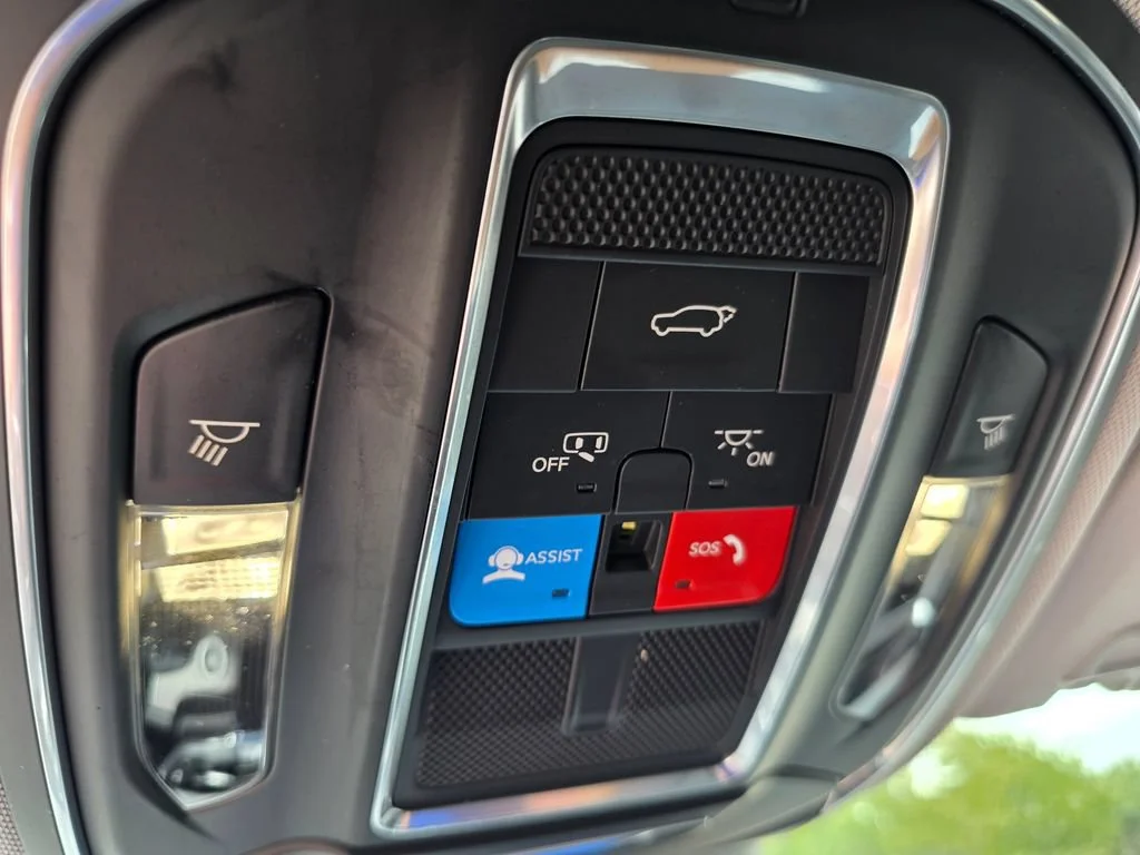 Used 2023  Jeep Limited image 25