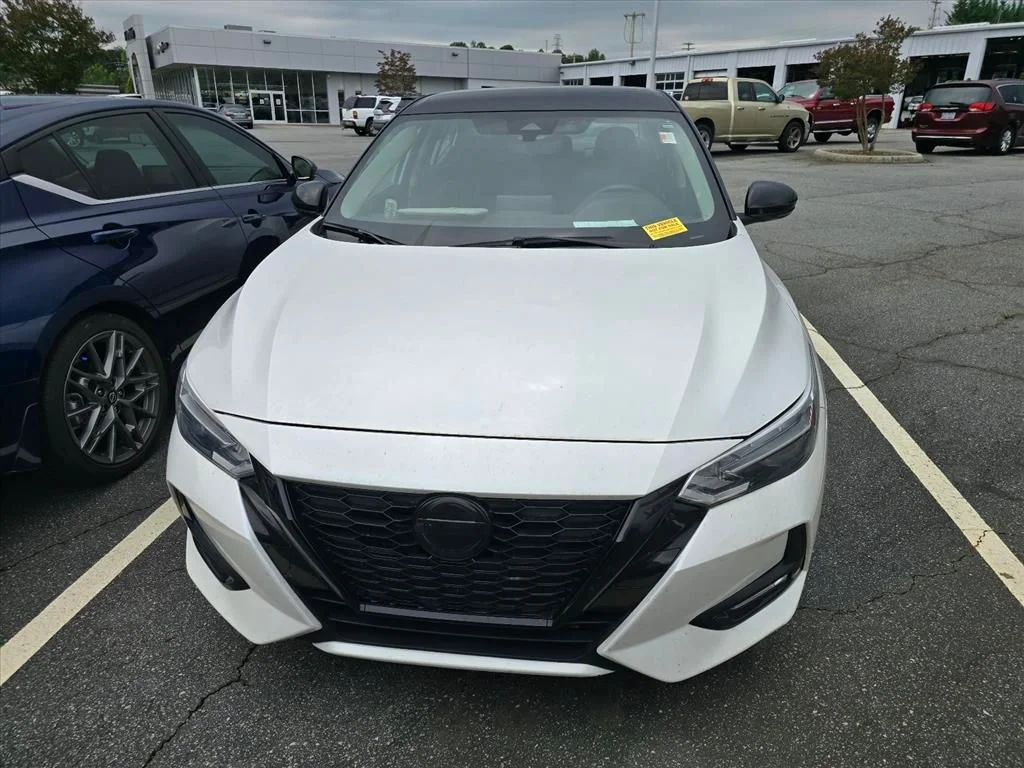 Used 2022 White Nissan SR image 9