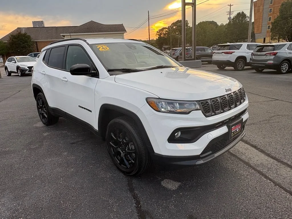 Used 2025 White Jeep Latitude image 10