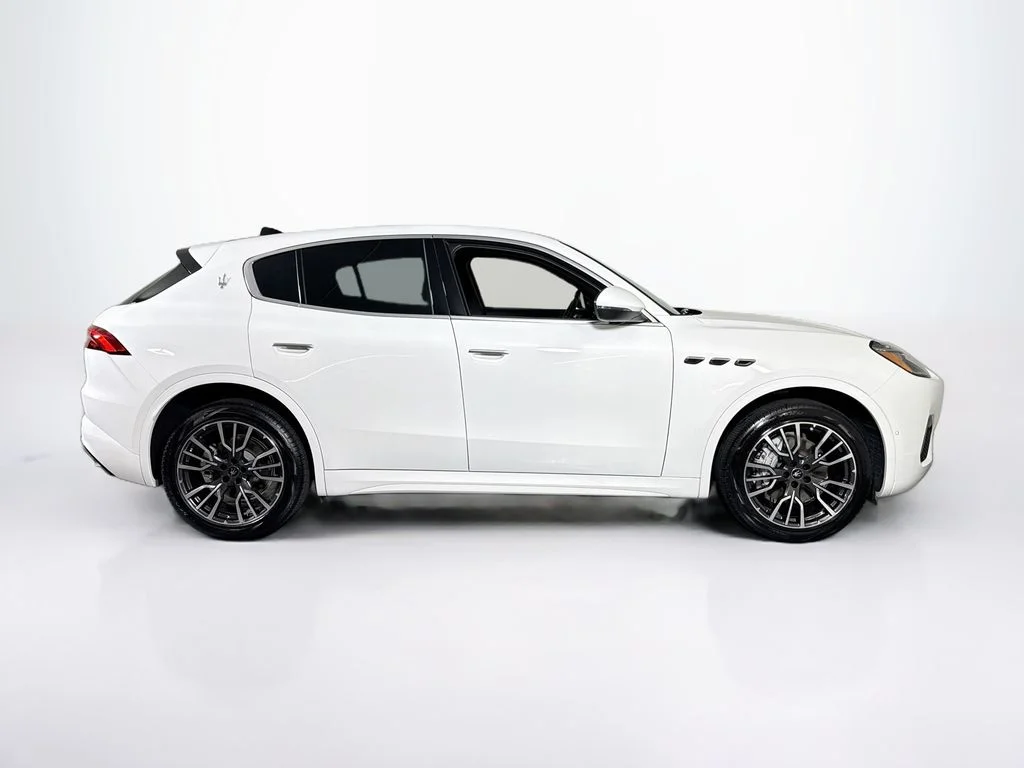 Used 2025 Bianco Maserati Base image 6