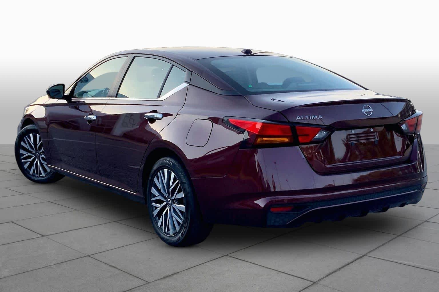 Used 2025 Garnet Pearl Metallic Nissan SV image 11