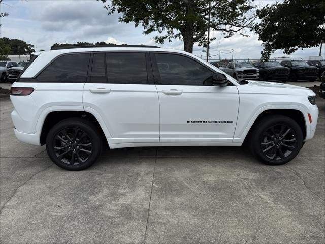 New 2026 Bright White Clear-Coat Exterior Paint Jeep Limited image 8