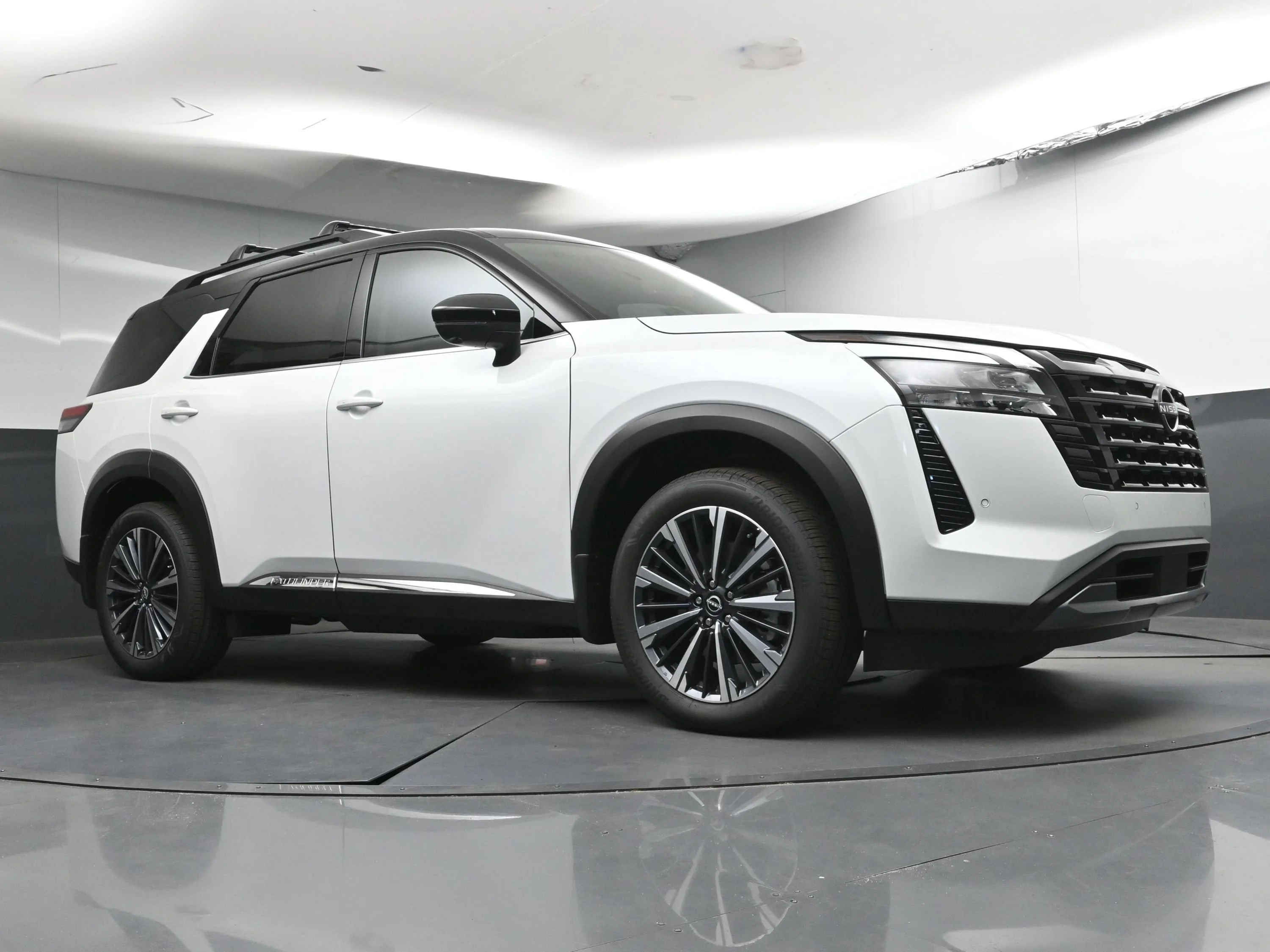 New 2026 Everest White Pearl TriCoat / Super Black Two-tone Nissan Platinum image 25