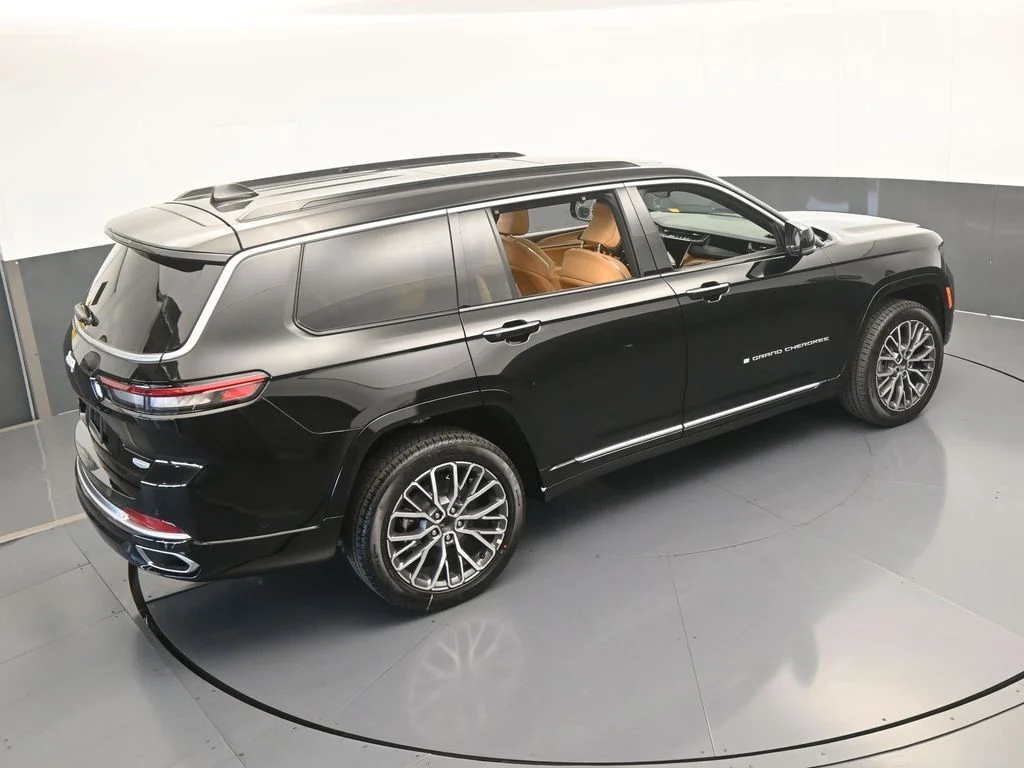 New 2025 Diamond Black Crystal Pearl-Coat Exterior Paint Jeep Summit image 51