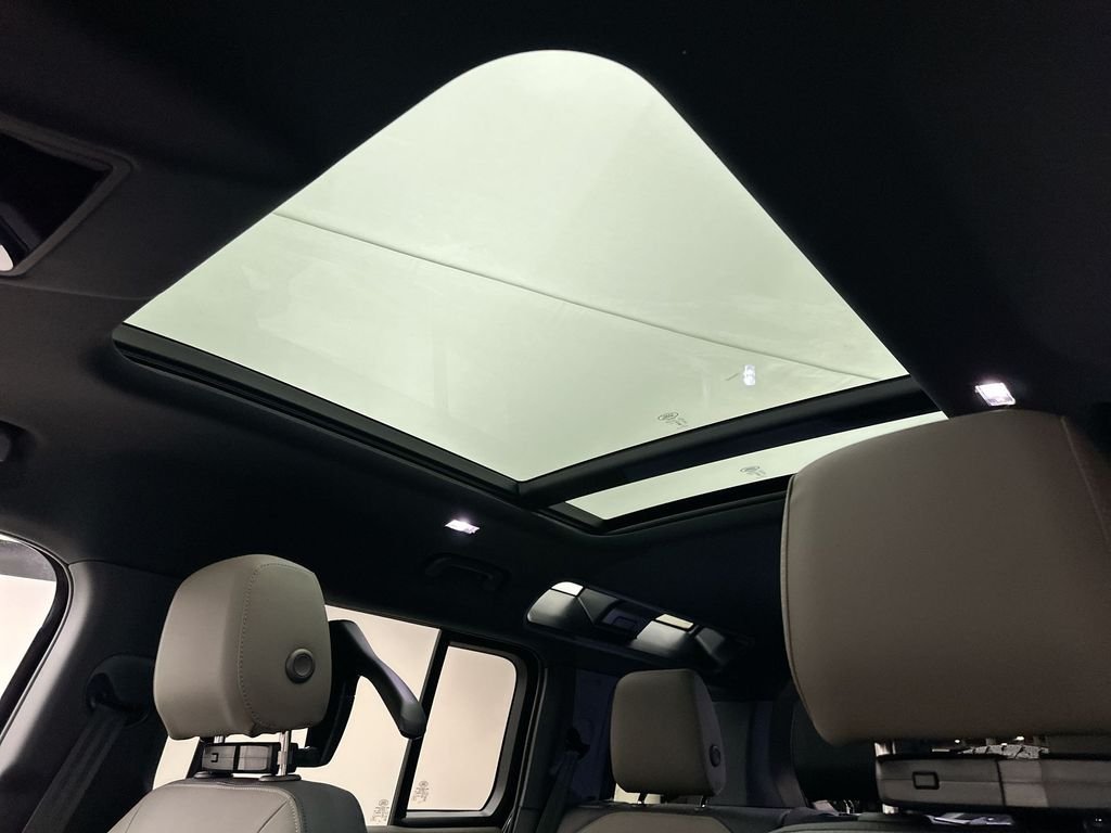 New 2026 Santorini Black Land Rover X-Dynamic SE image 11