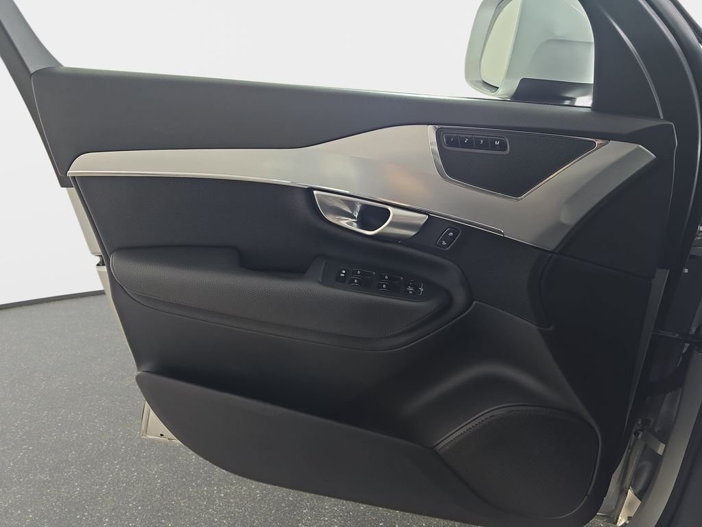 Used 2017 Bright Silver Metallic Volvo T6 Momentum image 30
