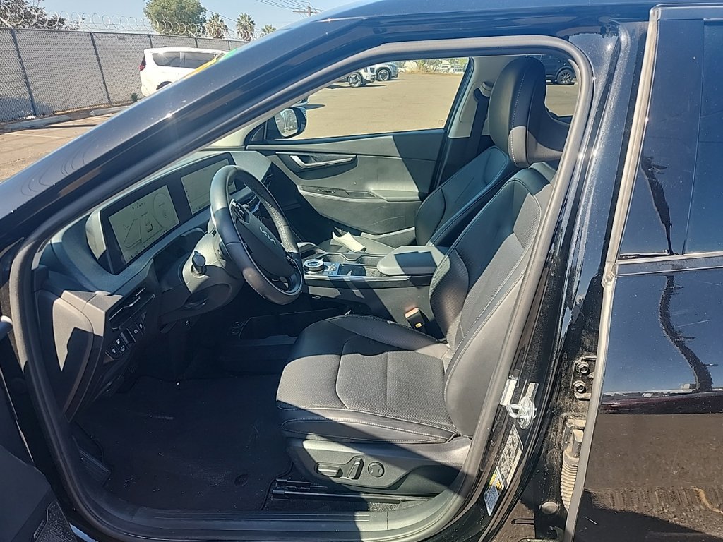 Used 2023 Black Kia Wind image 18