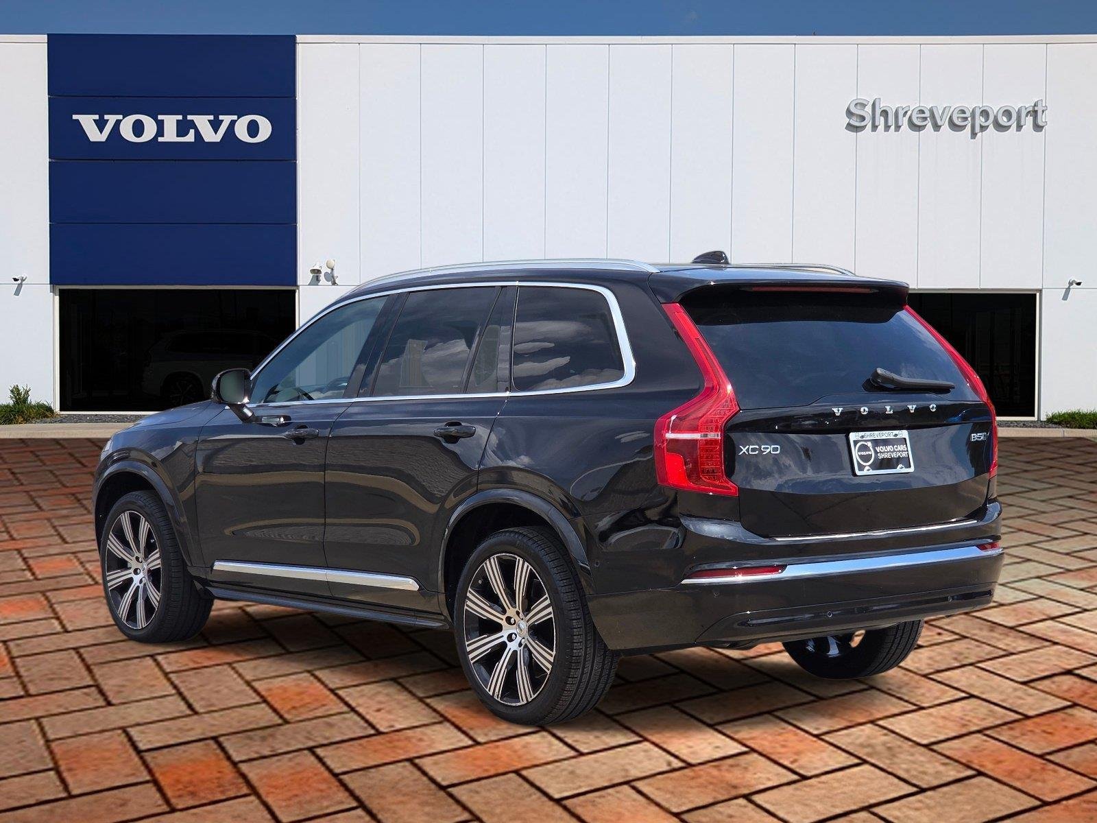 Used 2024 Onyx Black Metallic Volvo Plus Bright Theme image 6