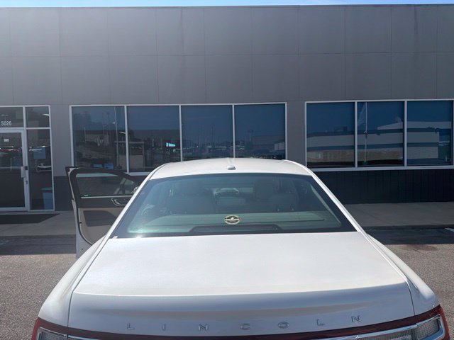 Used 2017 White Lincoln Premiere image 4