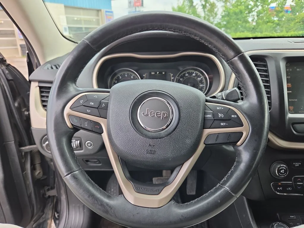 Used 2014 Gray Jeep Latitude image 27