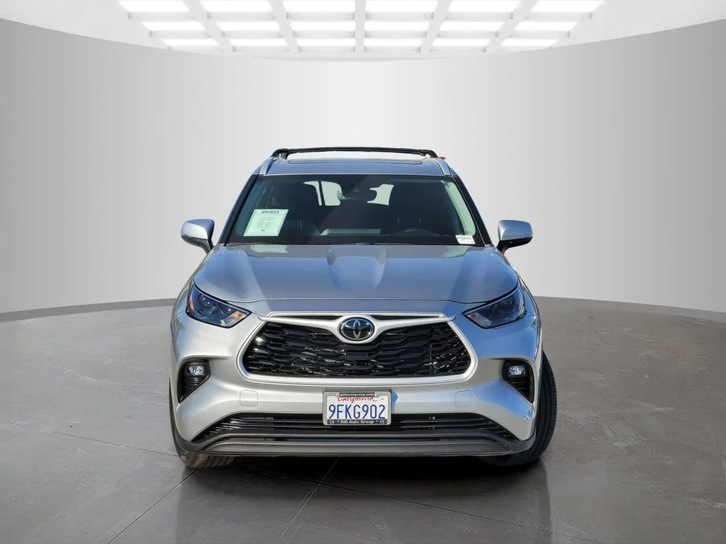 Used 2023  Toyota L image 2