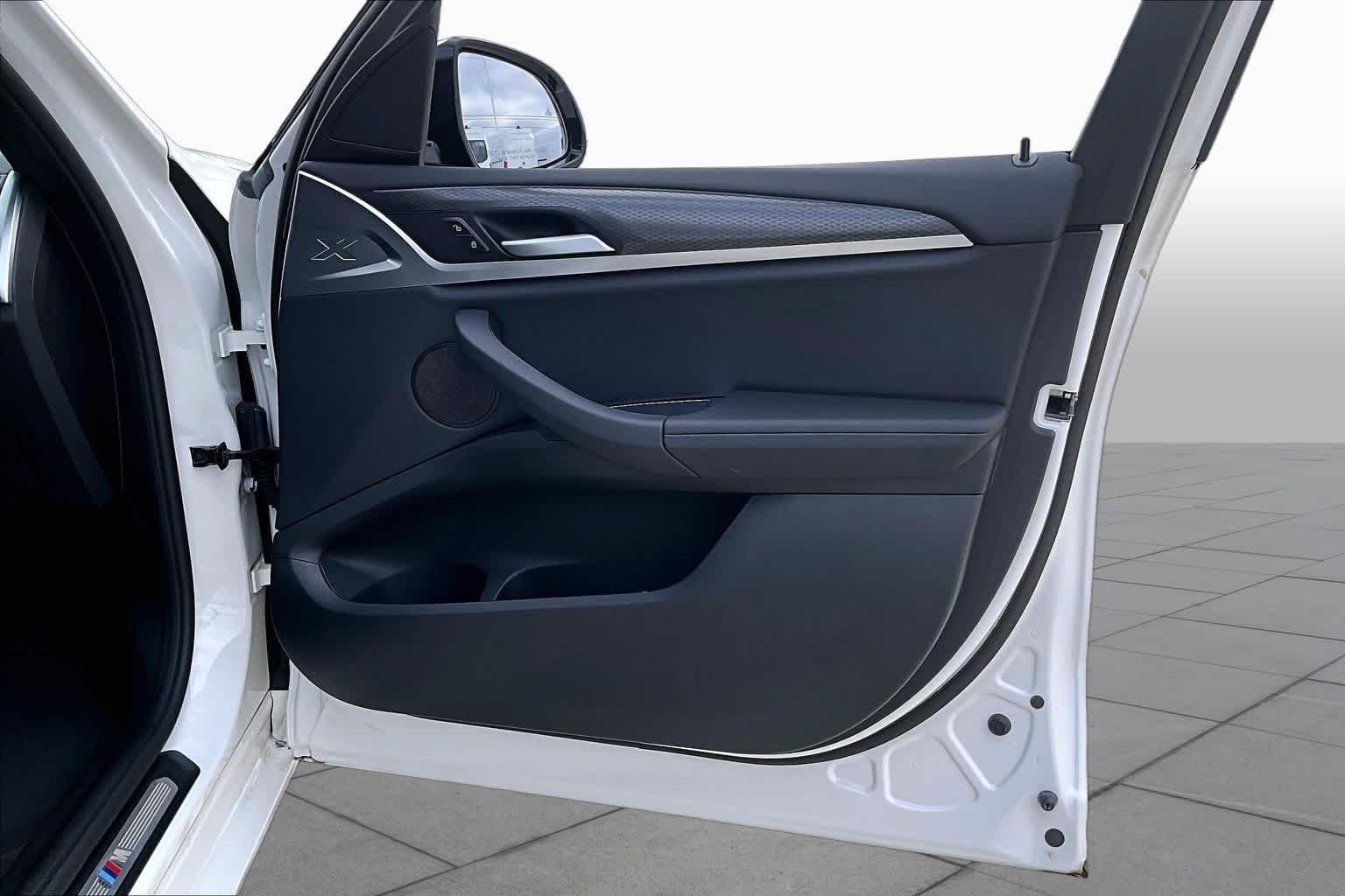 Used 2024 Alpine White BMW sDrive30i image 25