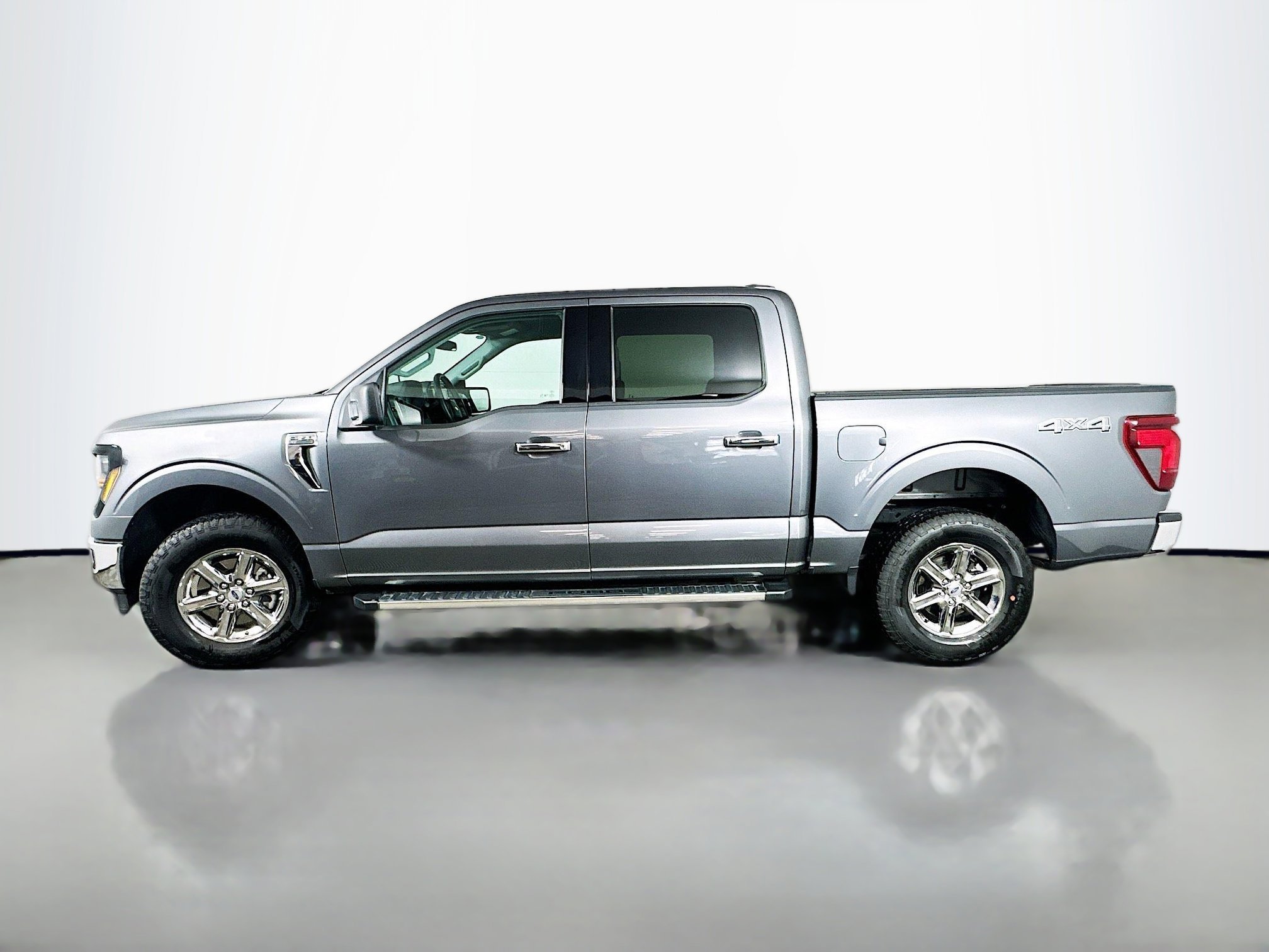 Used 2025 Gray Metallic Ford XLT image 4