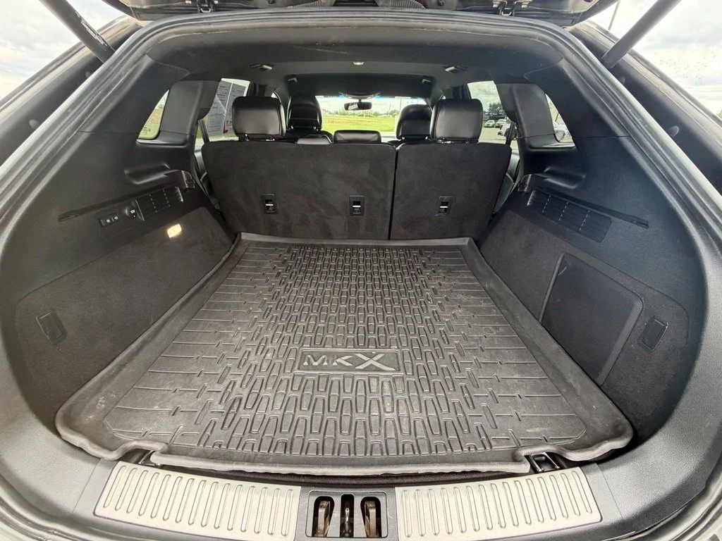 Used 2017 Gray Lincoln Select image 26