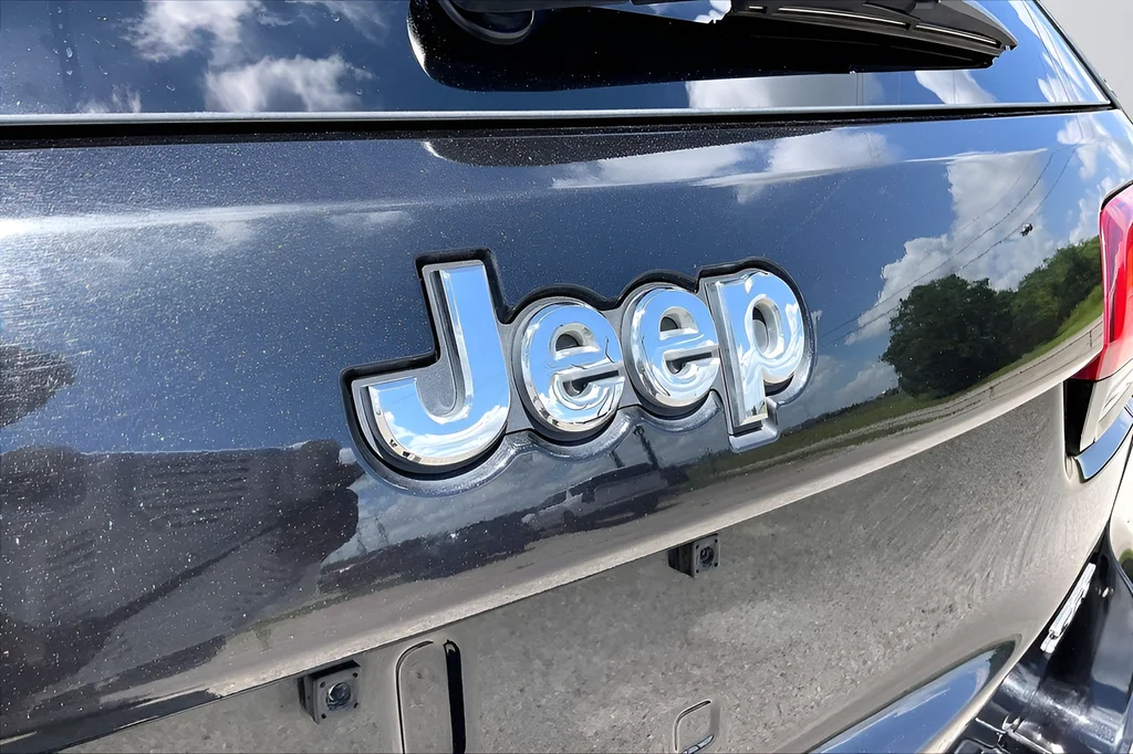 Used 2014 Black Jeep SRT image 27