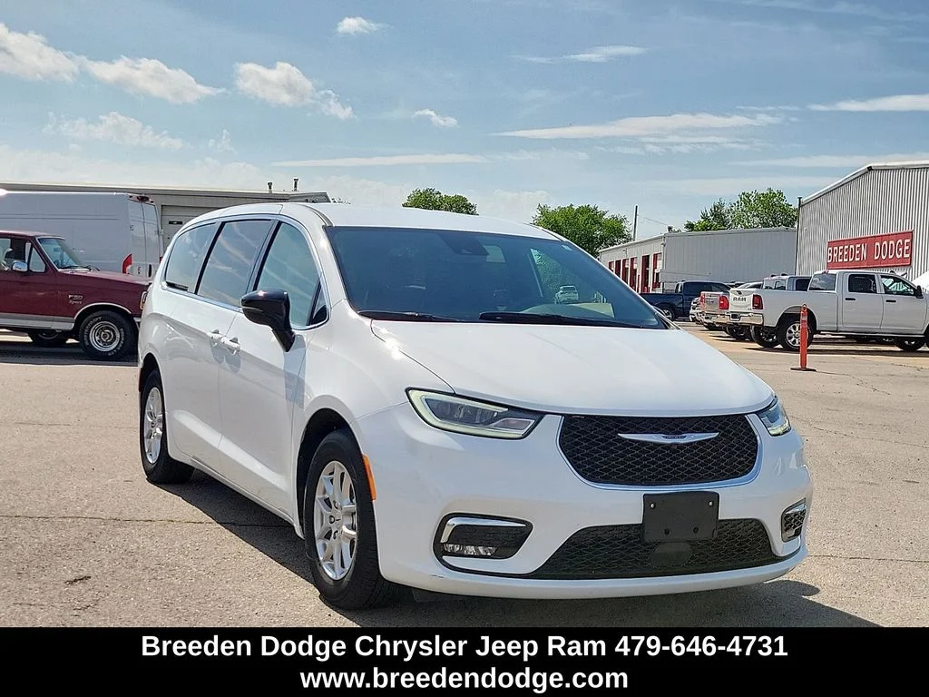 2025 Chrysler Pacifica Select's photo