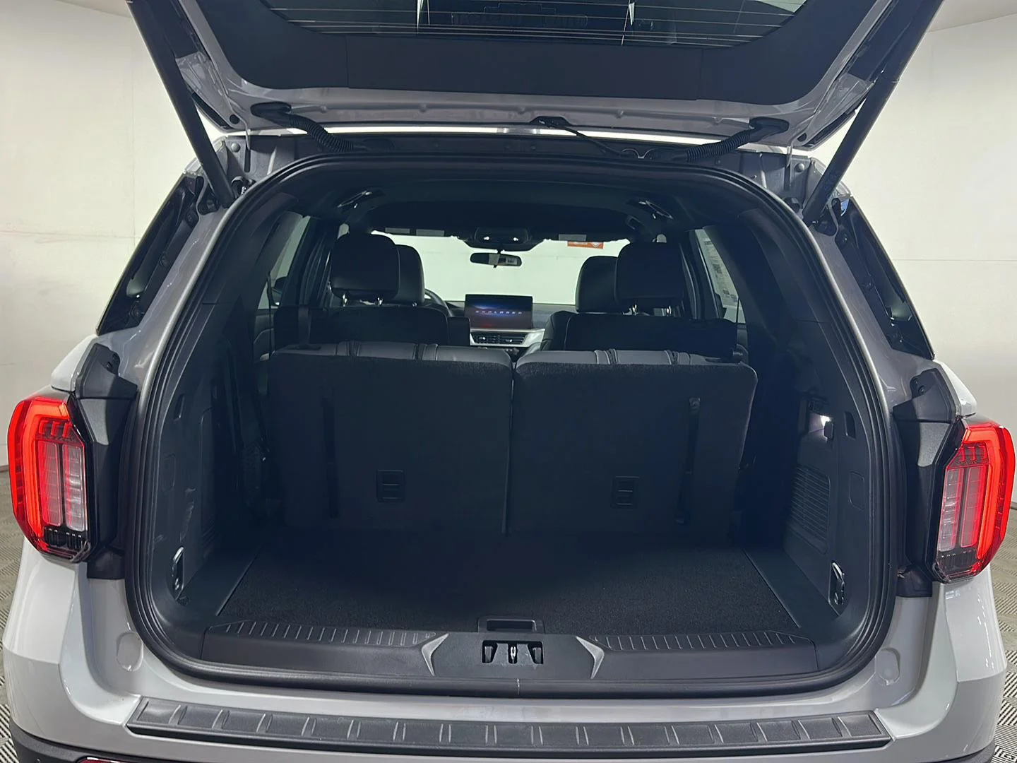New 2027 Avalanche Gray Ford Active image 9