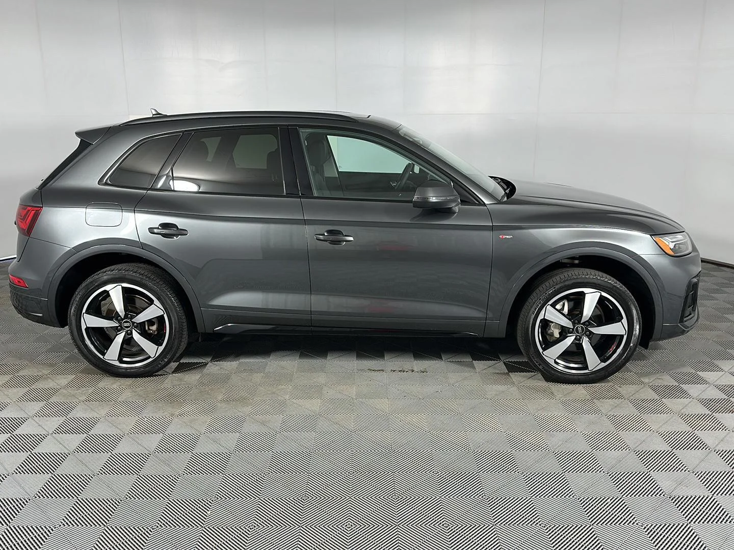 Used 2023 Daytona Gray Pearl Effect Audi S line Premium Plus image 4