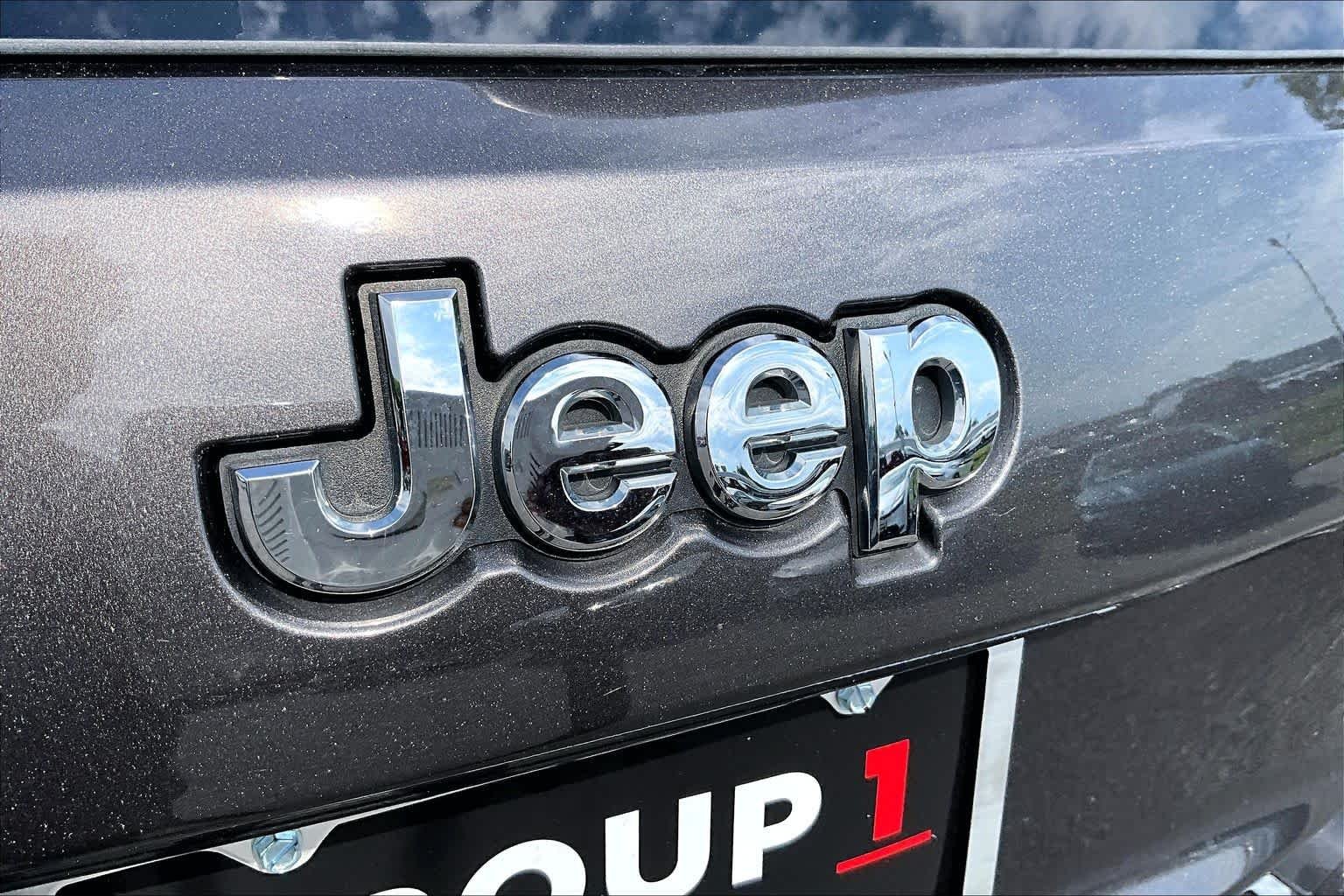 Used 2019 Granite Crystal Metallic Clearcoat Jeep Limited image 31
