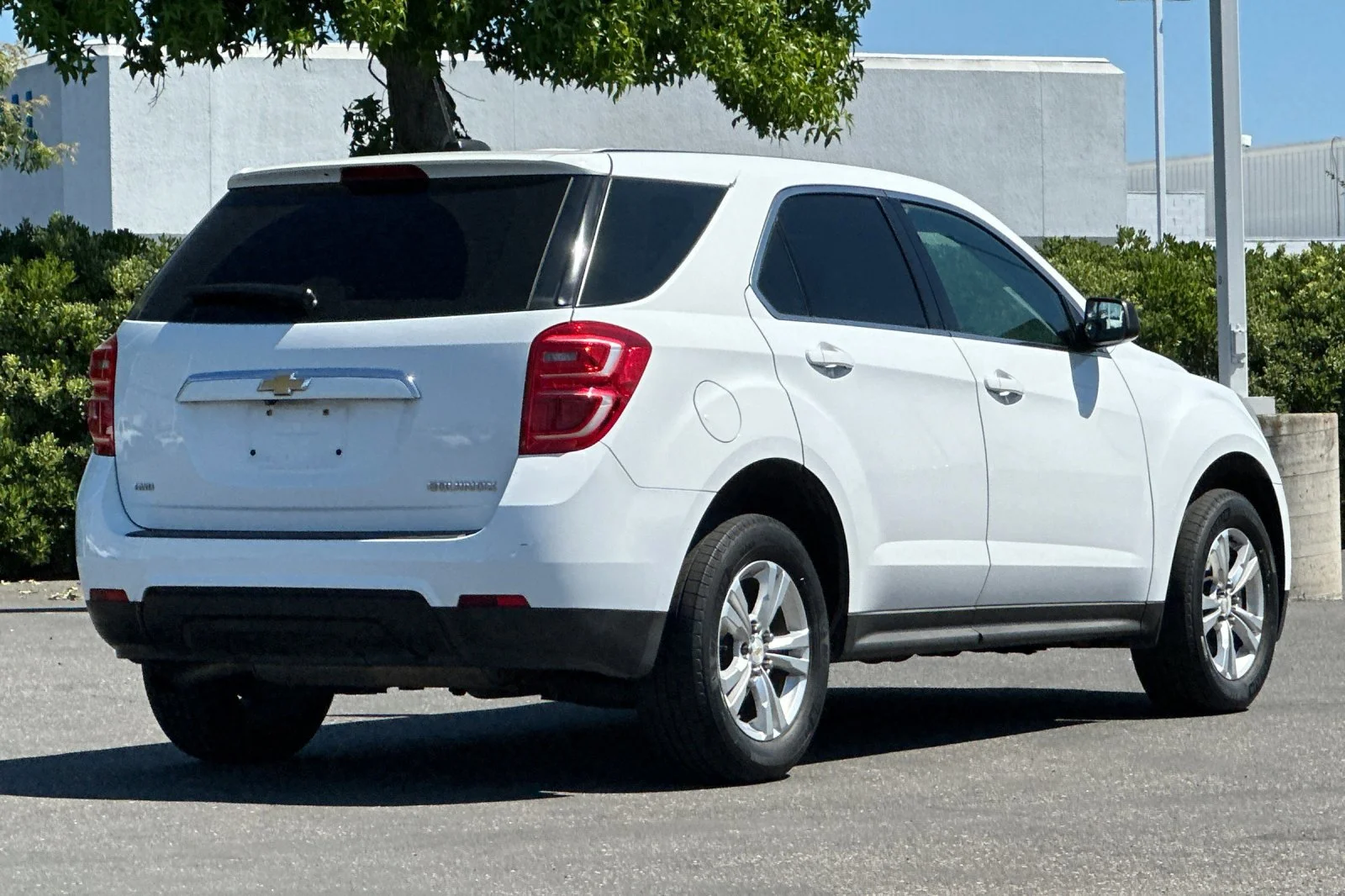 Used 2016 Summit White Chevrolet LS image 4