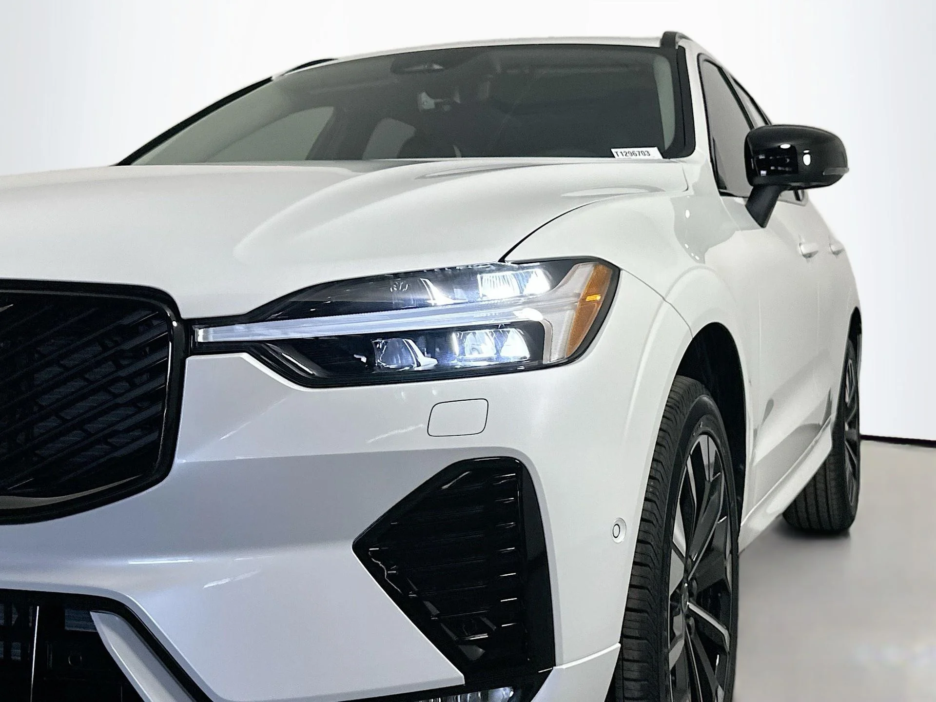 2026 Volvo XC60 Plus - Photo 8