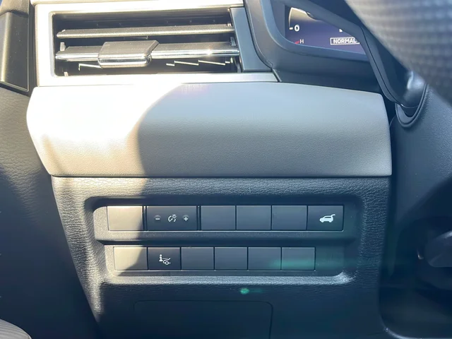 Used 2025 Black Mitsubishi Platinum Edition image 19
