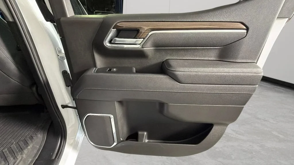 Used 2025 Summit White Chevrolet LT Trail Boss image 33