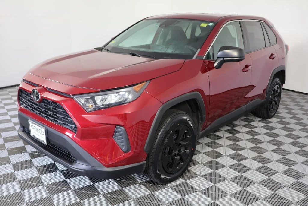 Used 2022 Pearl Toyota LE image 4