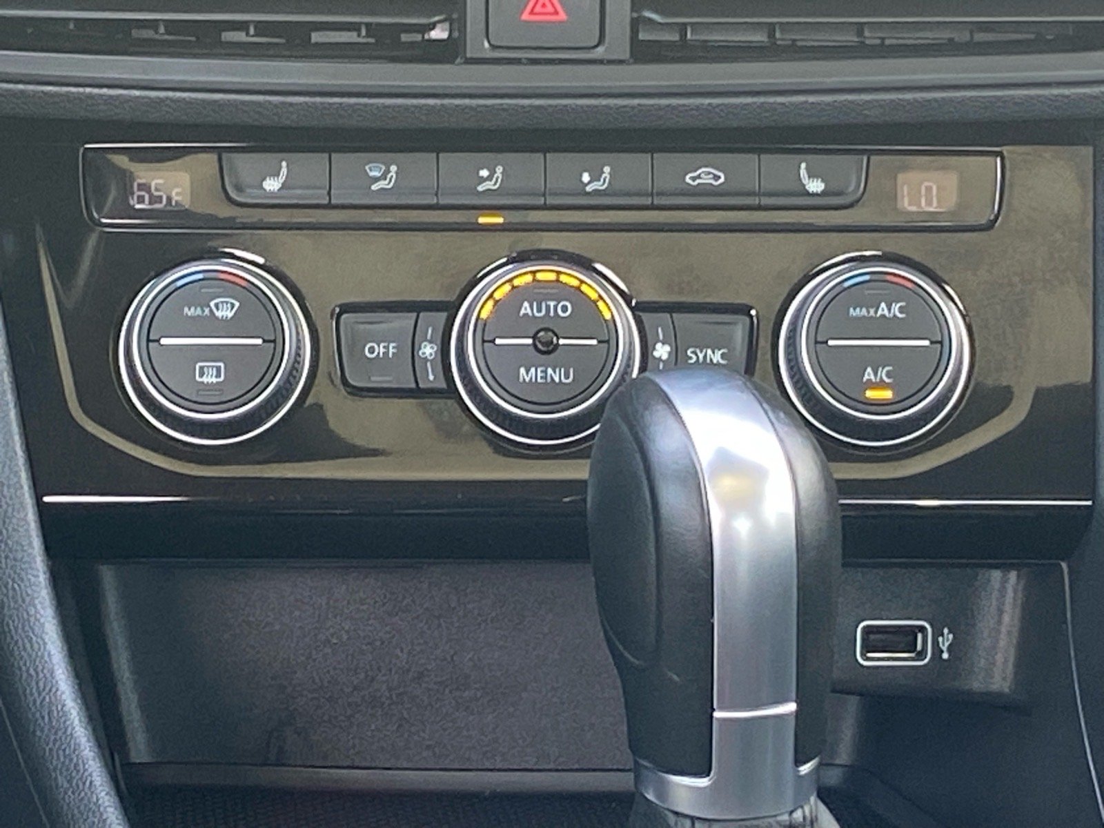 Used 2019 Red Volkswagen SEL image 7