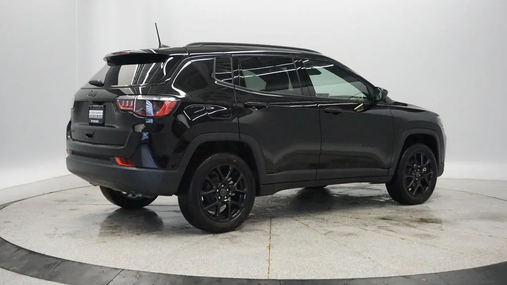 New 2026 Diamond Black Crystal Pearlcoat Jeep Latitude image 10
