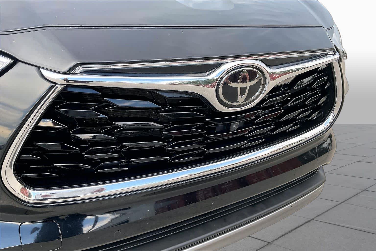 Used 2022 Midnight Black Metallic Toyota Platinum image 30