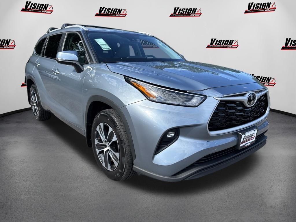 Used 2024  Toyota XLE image 5