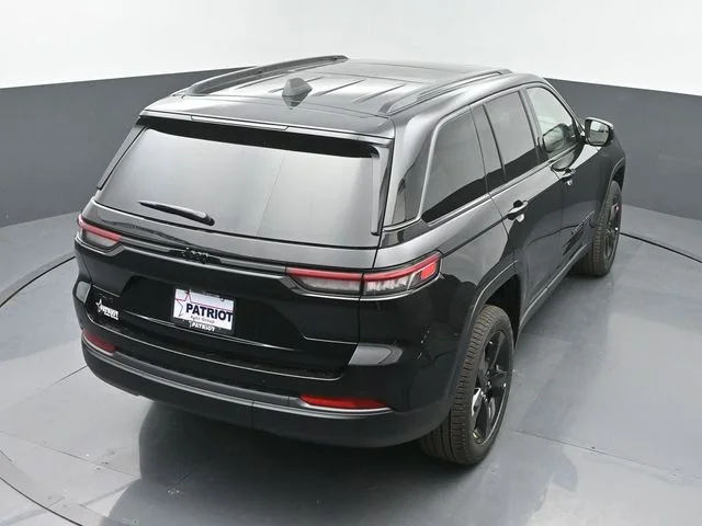 New 2026 Diamond Black Crystal Pearlcoat Jeep Limited image 35