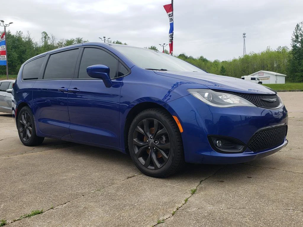 2019 Chrysler Pacifica Touring Plus's photo