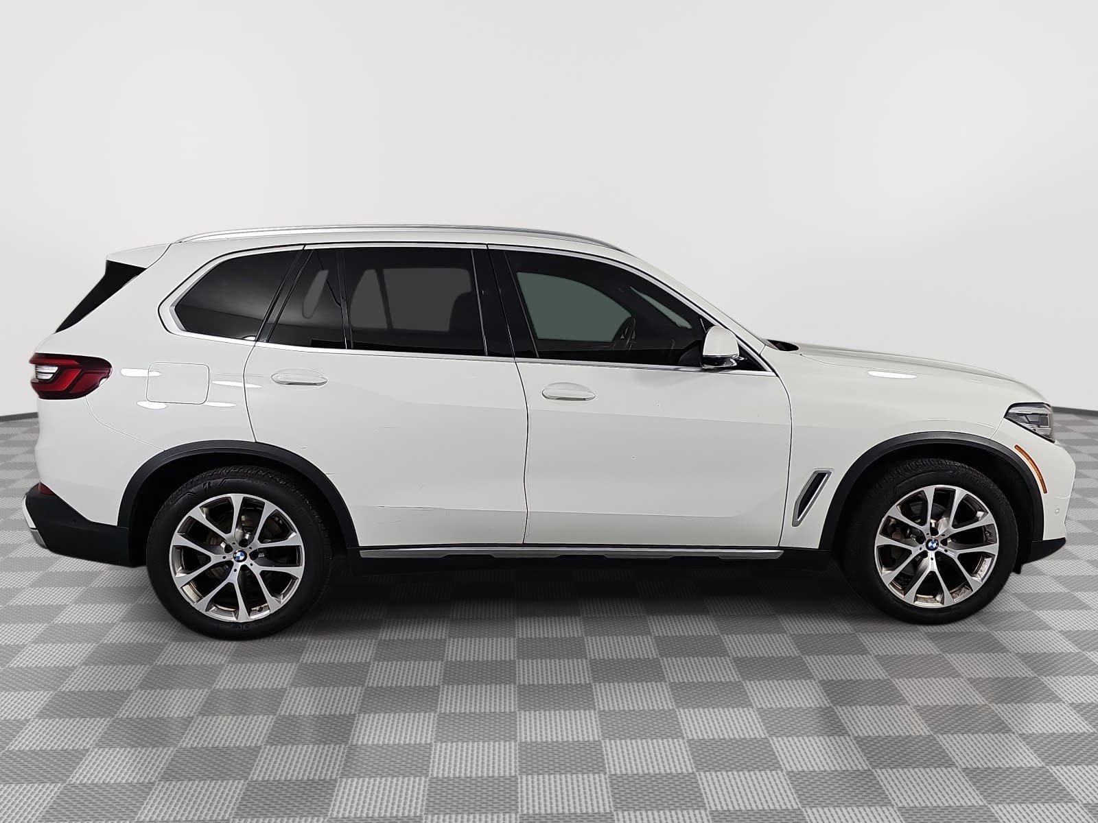 Used 2021 White BMW xDrive40i image 9