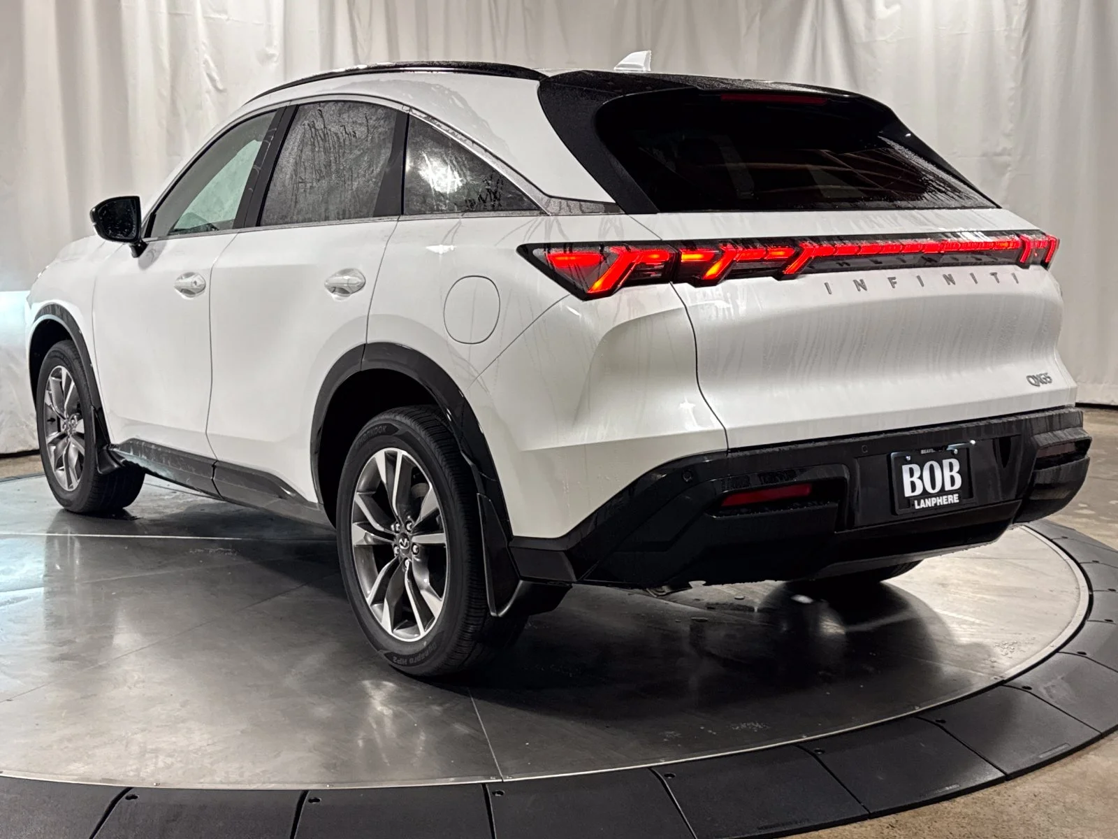 New 2027 RADIANT WHITE INFINITI Luxe AWD image 9
