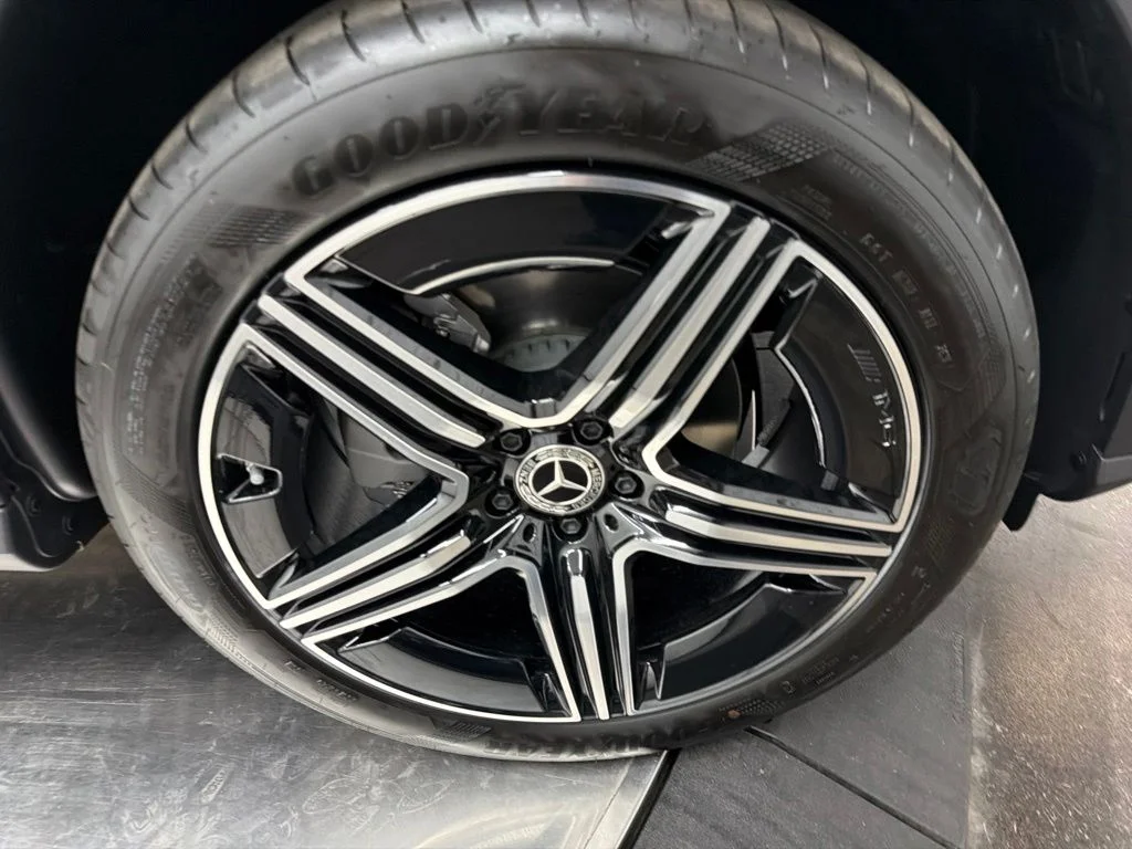 New 2027 Silver Mercedes-Benz GLC 300 image 9