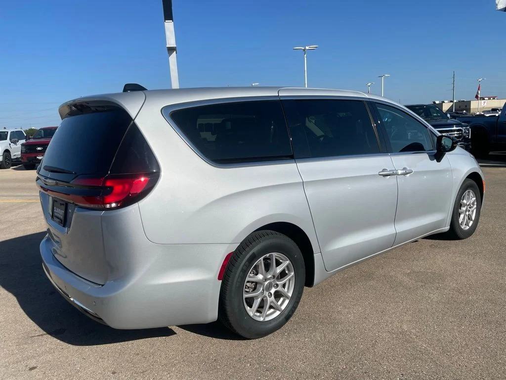 2024 Chrysler Pacifica Touring L - Photo 4