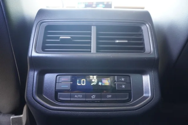 New 2027 Opal White Pearl Volkswagen SE image 22