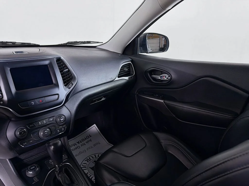 Used 2019 Gray Jeep Latitude Plus image 20