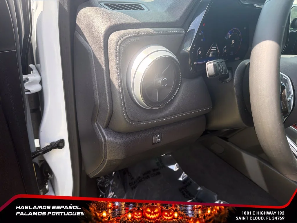 Used 2024 Summit White Chevrolet LT image 19