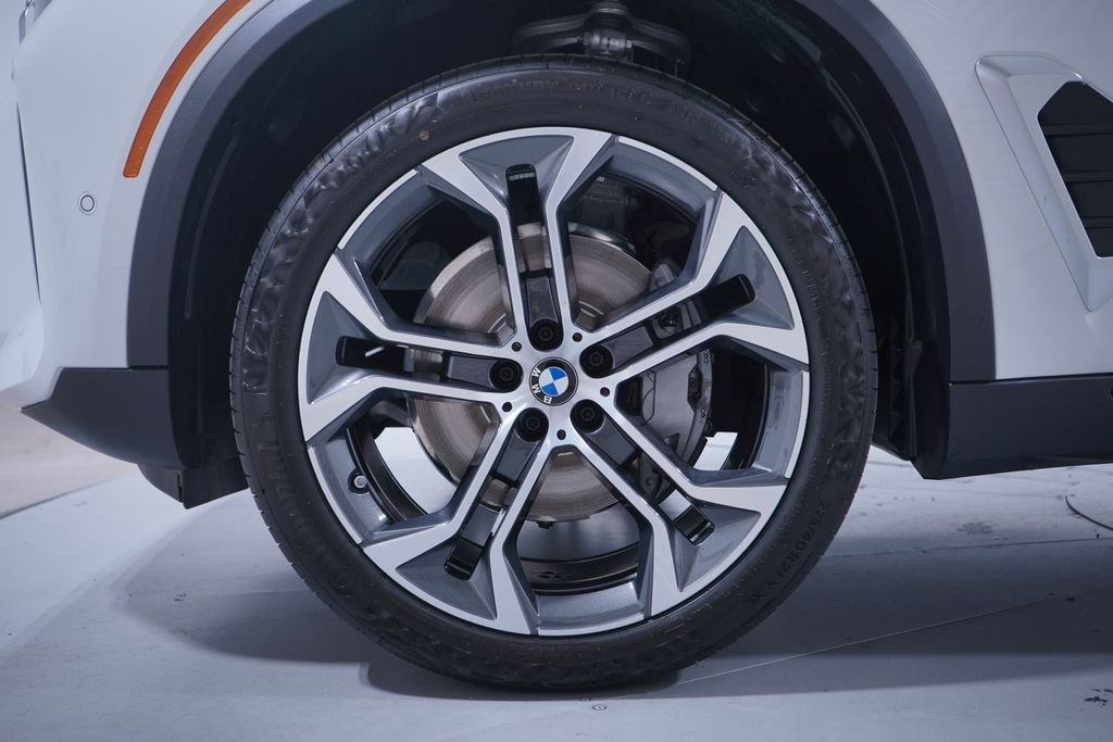 New 2026 Alpine White BMW sDrive40i image 2