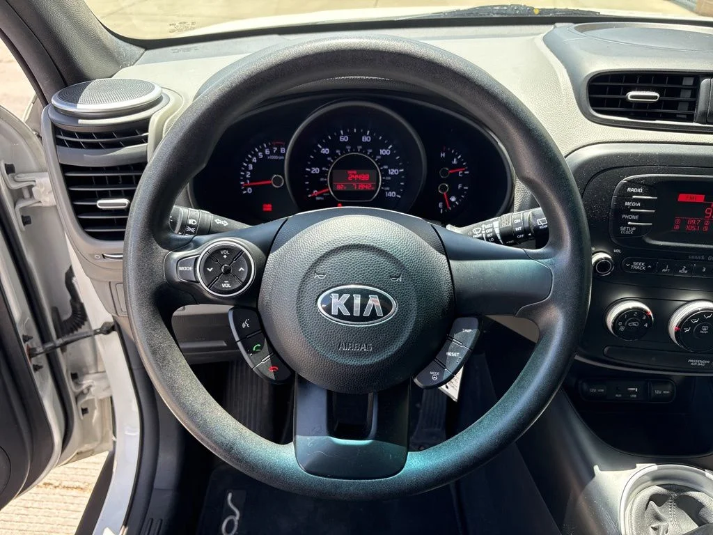 Used 2015 White Kia Base image 9