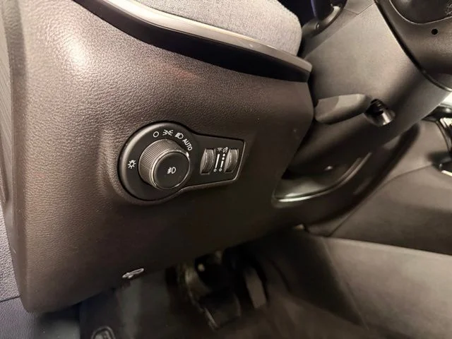 Certified Used 2023 Gray Jeep Latitude image 17