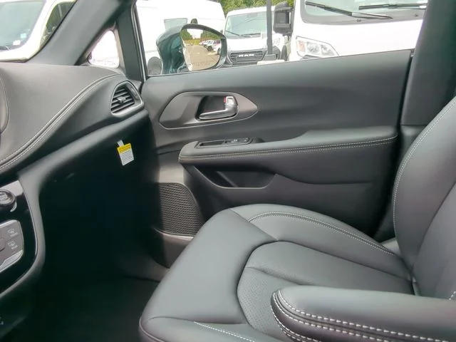 2026 Chrysler Pacifica Select - Photo 11