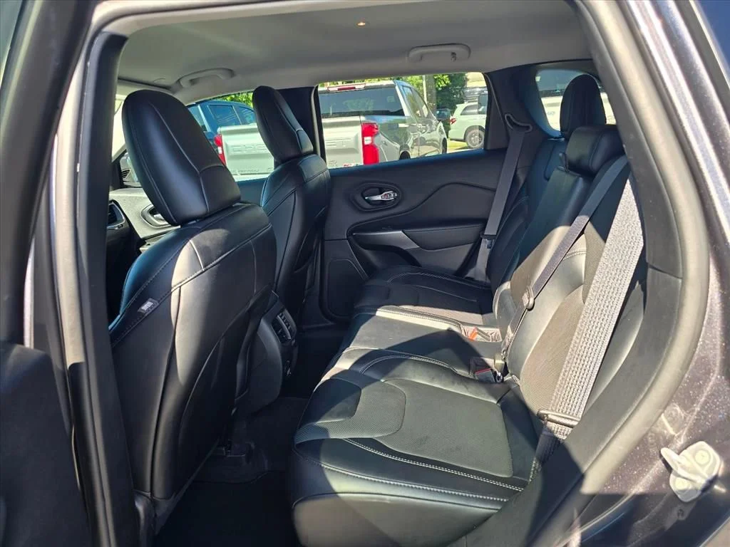 Used 2022 Gray Jeep Latitude Lux image 10
