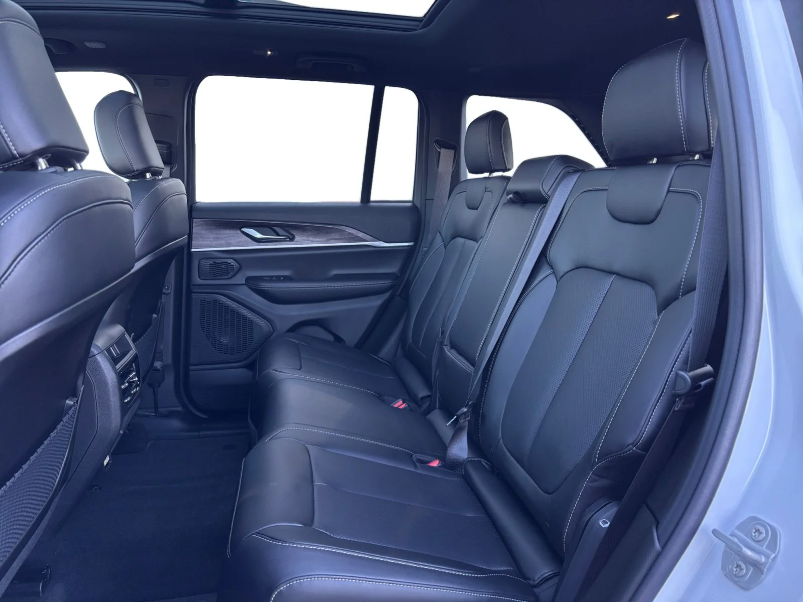New 2027 BRIGHT WHITE Jeep Limited image 16