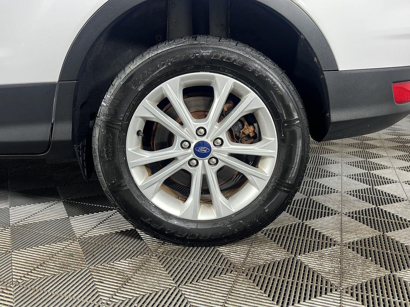 Used 2019 Oxford White Ford SEL image 4