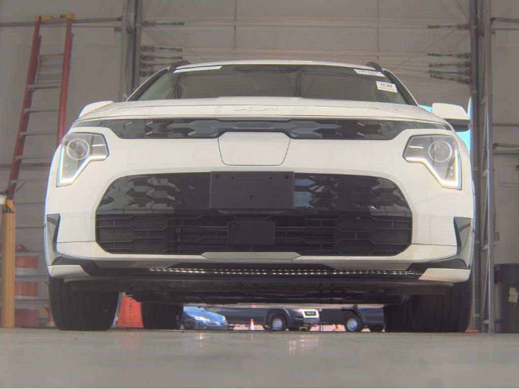 Used 2024 White Kia Wind image 4